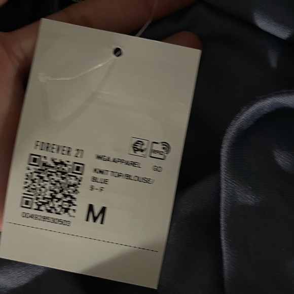 Cropped v shaped top - Picture 3 of 5